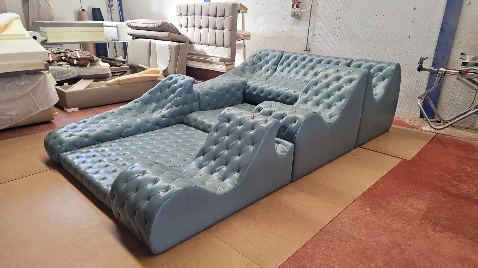 Блакитний диван з капітоне 2